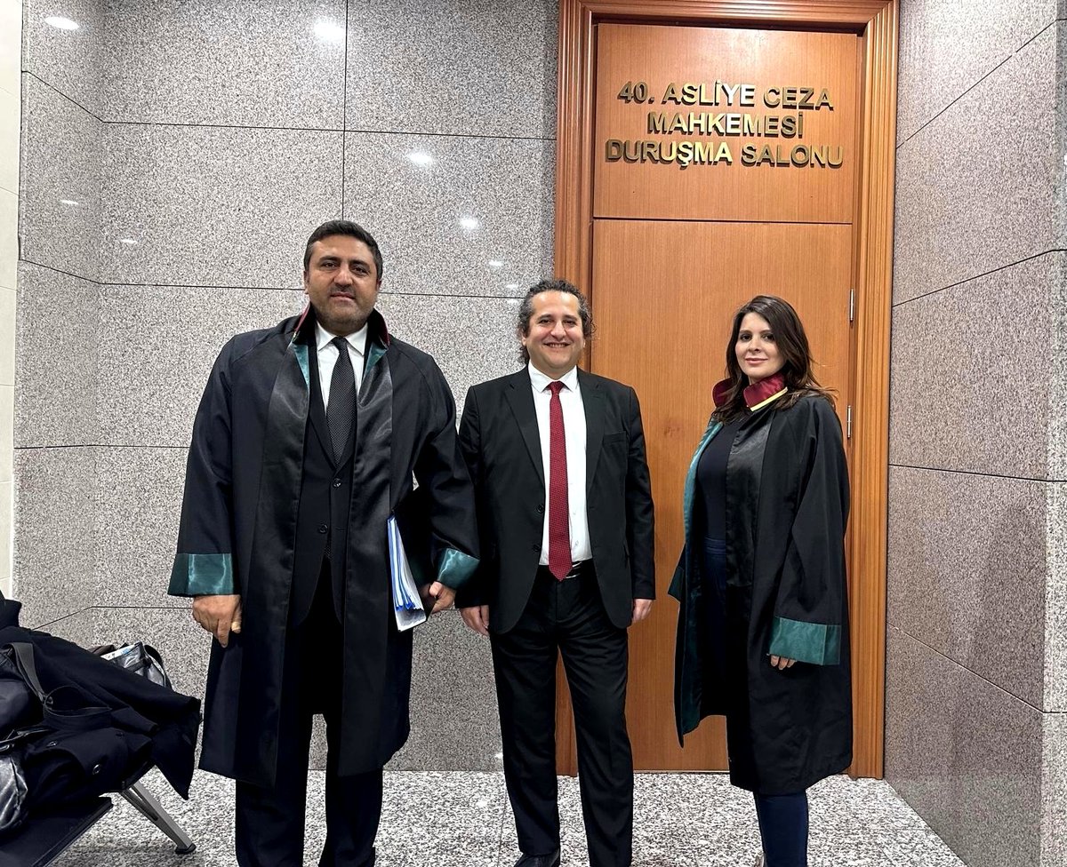 Çırağan'da korumalar tarafından darp edilen meslektaşımız Av. Sertuğ Sürenoğlu dosyasının duruşması bugün bir kez daha görüldü. Yıllar süren adalet arayışı, hukuk mücadelesi devam ediyor.