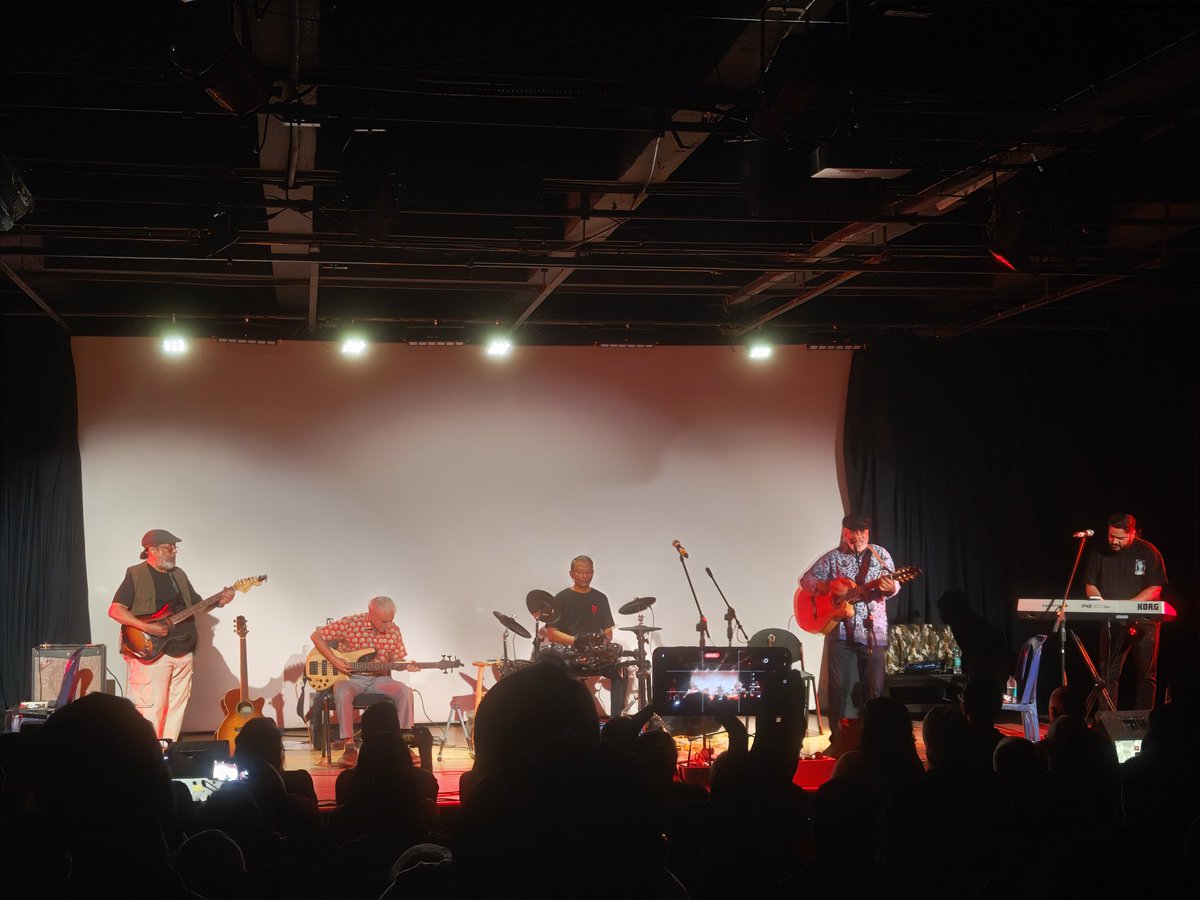 sva_haa's tweet image. some alumni from the NINETEEN SEVENTIES pilani batch did a concert tonight. they played eric clapton, the beatles, sinatra, some beautiful originals. in the audience were ~100 of their kids, grandkids and loved ones. many flew in from around the world. 

imagine being in your…