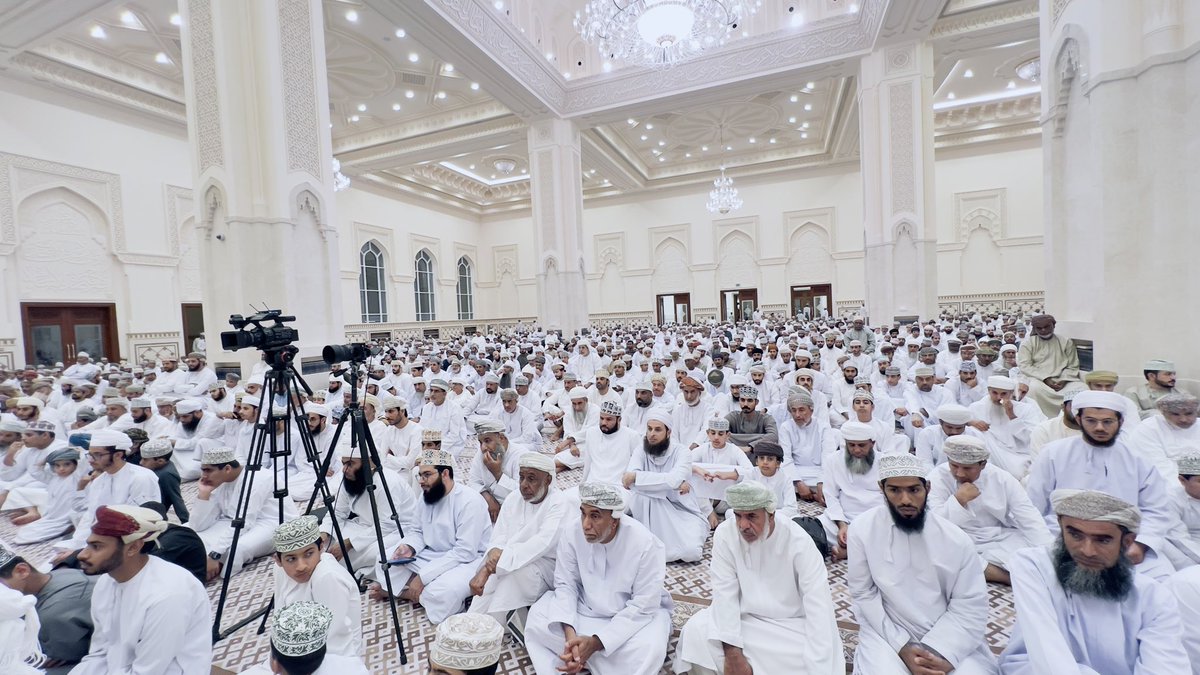 Awqafalsuwaiq's tweet photo. شهد جامع السلطان قابوس بولاية السويق مساء يوم الخميس 20 جمادى الثاني 1447 هـ 
حضورًا واسعًا لجمهور غفير امتلأت به أروقة الجامع، وذلك في محاضرة قيمة بعنوان “لطائف قرآنية” قدّمها فضيلة الشيخ الدكتور كهلان بن نبهان الخروصي مساعد المفتي العام لسلطنة عُمان.

وتناول فضيلته جملة من المعاني الإيمانية العميقة، مؤكّدًا أن بداية ا��هداية تقوم على ثلاث ركائز: معرفة الله وتعظيمه، ومعرفة الطريق إليه، ومعرفة الغاية التي ينتهي إليها السائرون إليه.

كما وقف فضيلته مع لطائف من سورة الزمر، منها قوله تعالى:
﴿ أليس الله بكافٍ عبده ﴾ مبينًا أن العبد إذا احتمى بجناب الله كان في كنفه وحفظه، وأن هذه الكفاية تشمل المؤمنين أجمعين.
وتحدّث عن بشارة الرجوع في قوله تعالى:
﴿ قل يا عبادي الذين أسرفوا على أنفسهم لا تقنطوا من رحمة الله ﴾

واختتم حديثه بالتذكير بأن الخطاب الرباني لا ينبغي إهماله، وأن في الآيات نورًا يهدي القلوب ويثبتها.

المحاضرة لاقت تفاعلًا كبيرًا وحضورًا مميزًا يعكس شغف المجتمع بالمعرفة القرآنية وتعظيم كلام الله جل وعلا