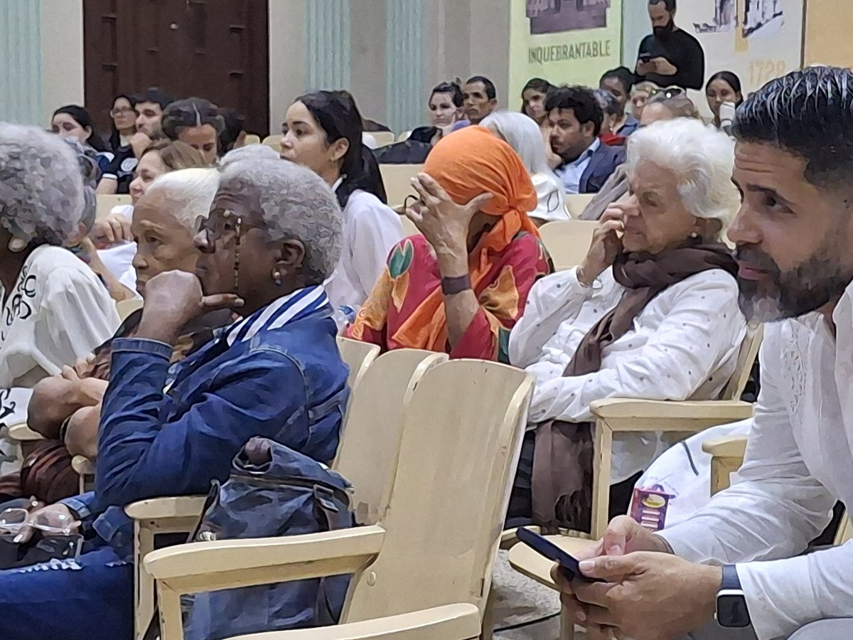 #Cuba es la sociedad más envejecida de #LAC.

Datos apuntan a:

🟡Más personas que viven solas
🔵Desafíos para los sist. de protección social
🟤Estereotipos y discriminaciones 

Panel sobre protección d derechos d las personas adultas mayores, en <a href="/UdeLaHabana/">Universidad de La Habana</a> 

Aquí estamos‼️