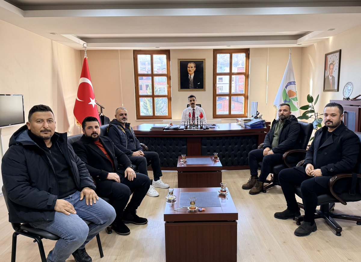 Kabataş Spor Kulübü Başkanı Tarık Bakmaz ve beraberindeki heyet, Kaymakamımız Sayın Halil İbrahim Akın’ı makamında ziyaret etti. Ziyarette kulübün faaliyetleri, yürütülen spor projeleri ve gençlere yönelik çalışmalar değerlendirildi.