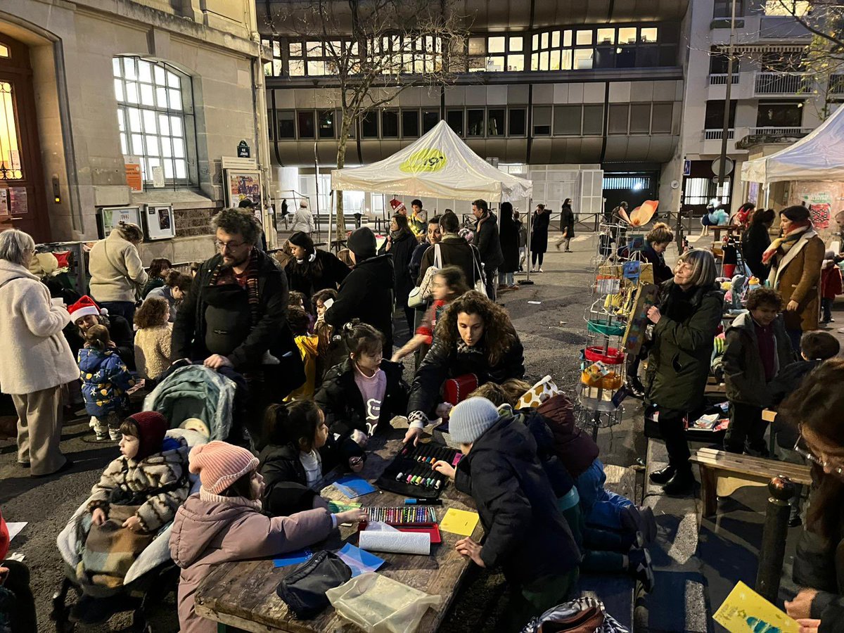 FrancoisDagnaud's tweet image. Ateliers, spectacles lumineux, parade des lucioles… Entre Jomard et Joinville, les lucioles réinventent la Ville à hauteur d’enfants et fait briller les yeux des petits (et grands !).

Merci aux associations de parents et aux équipes éducatives pour cette fête pleine de poésie.