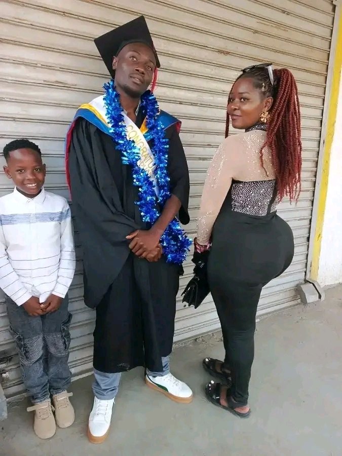 kijanayamwingii's tweet image. Congratulations to me after 7 years of Bachelor of Medicine in UoN 🥳