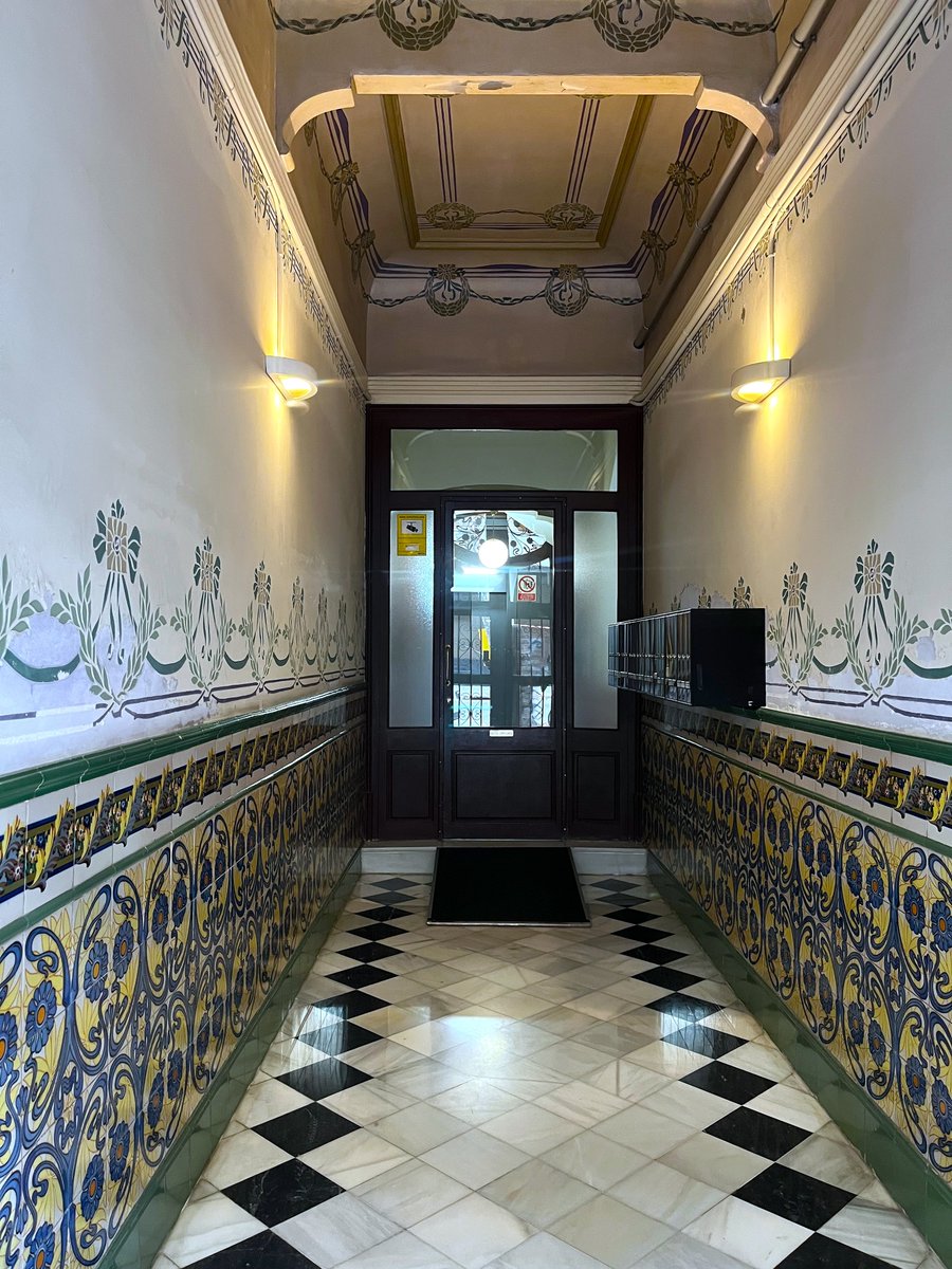 M'està encant descobrir que en moltes finques del #CampdenGrassot tenen arrambadors bellíssims (Sant Antoni Maria Claret 10)