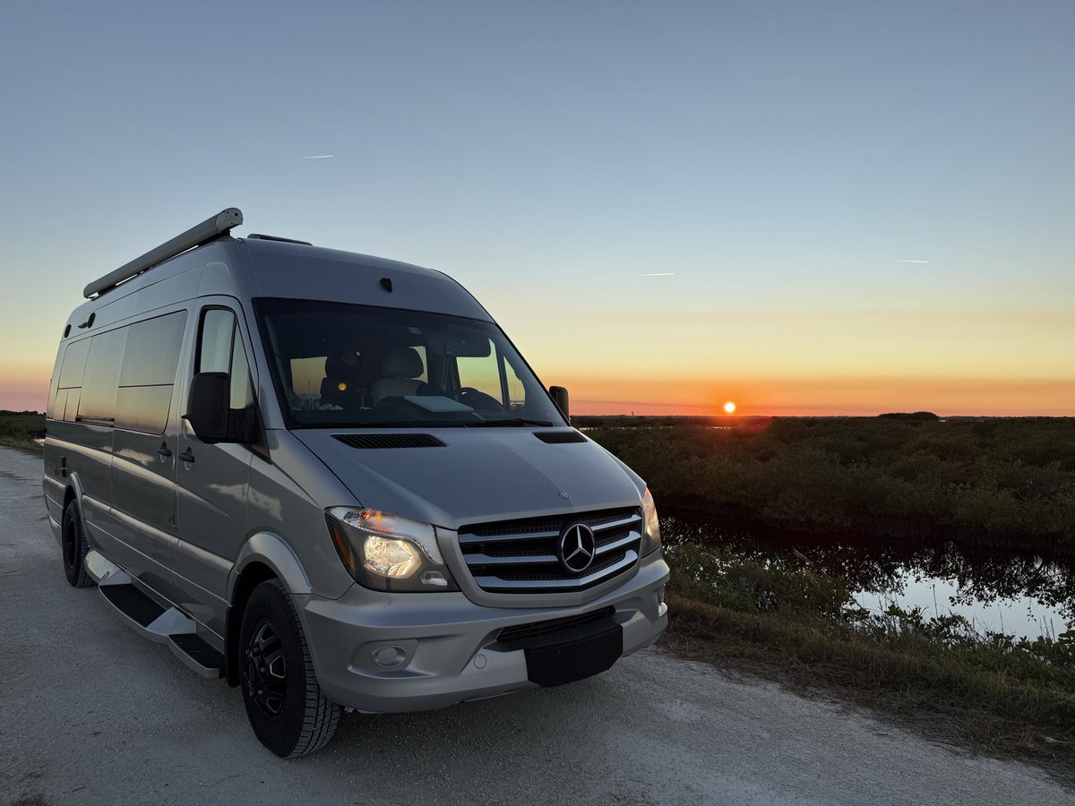 MapleStax's tweet photo. I’ll make $1 million trading in this van next year traveling the US.

This is freedom. 🇺🇸 https://t.co/eVW1Q117pr