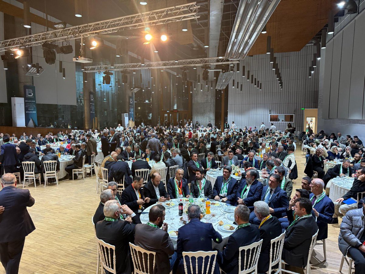 📍Eyüpsultan 

Eyüpsultan İlçe Başkanımız Aydın Yırtıcı ve kıymetli yönetici arkadaşlarımızla birlikte, Bingençder’in ev sahipliğinde düzenlenen “Dünya Bingöllüler Günü” programına iştirak ettik. Birlik ve kardeşlik duygularının en güzel örneklerinin sergilendiği bu anlamlı