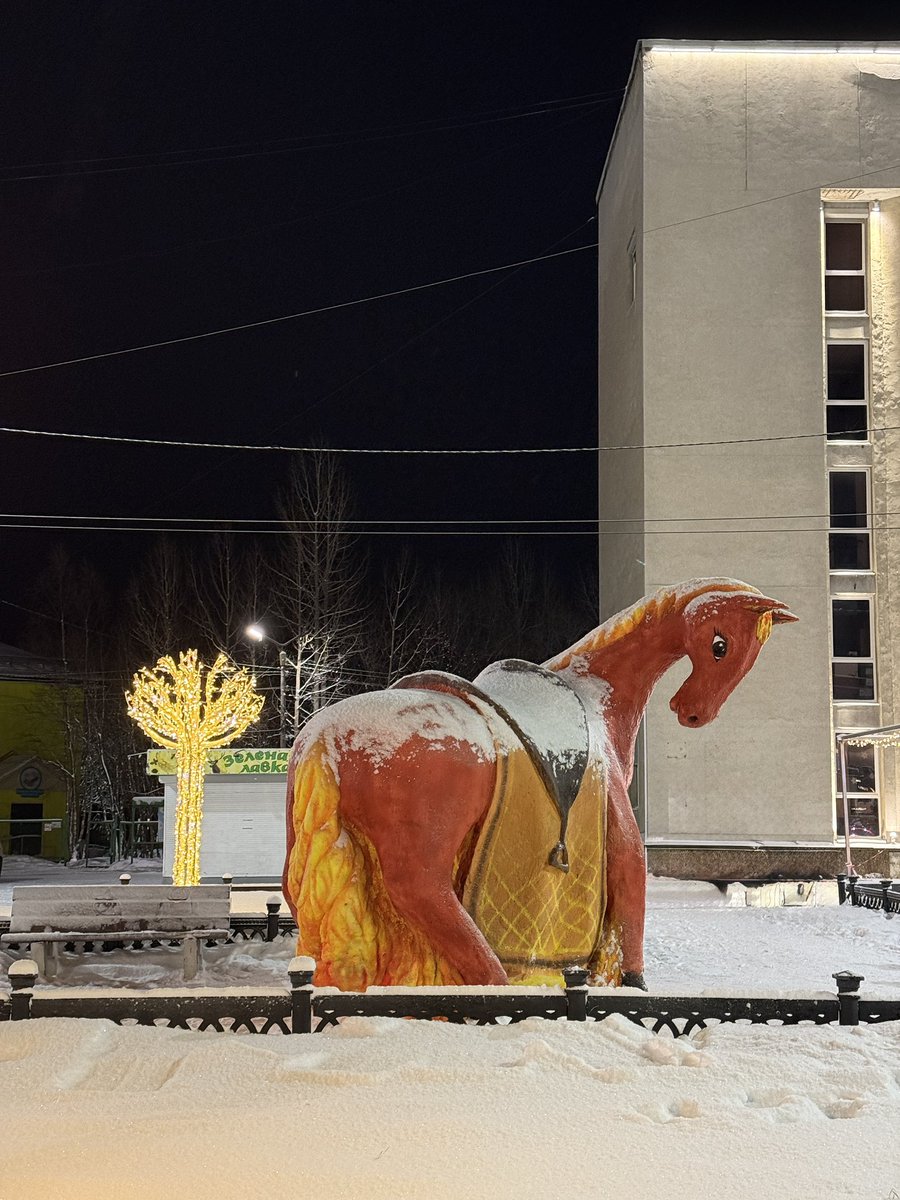 Утром, когда ехала на работу, думала что Юлий. Но вроде просто конь. Я тоже просто конь, вернее лошадь. Упаханная такая лошадь.