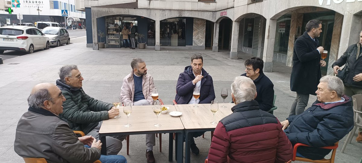 AzpeitiaEaj's tweet photo. Gaurkoan Lehendakariaren bisita izan dugu herrian. Solasaldi interesgarria izan dugu. Mila esker @Imanol_Pradales tartetxo bat hartu eta azpeitira egindako bisitagatik. https://t.co/qq8f3yd4w1
