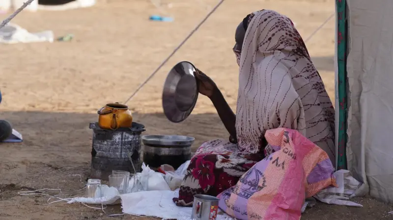 سيسألهم الله..

سيسأل الله كل من بوسعه أن يفعل شيئا لتخفيف معاناة هؤلاء الغزّيين أدناه، ولا يفعل، تماما كما سيسأل عن معاناة السودانيين.. من تسبّب ومن تخاذل، ولم لم يبذل الوسع في المساعدة.

نظام عربي، بل وإسلامي في تيه عجيب.

لا أخلاق الإسلام ولا مروءة الجاهلية!