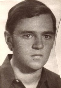 🇪🇸 | ⚫️ Hoy se cumplen 45 años del asesinato de Juan Ignacio González, quien fue secretario nacional del Frente de la Juventud. 
Los autores del asesinato no fueron detenidos y nunca rindieron cuentas por su vil crimen.