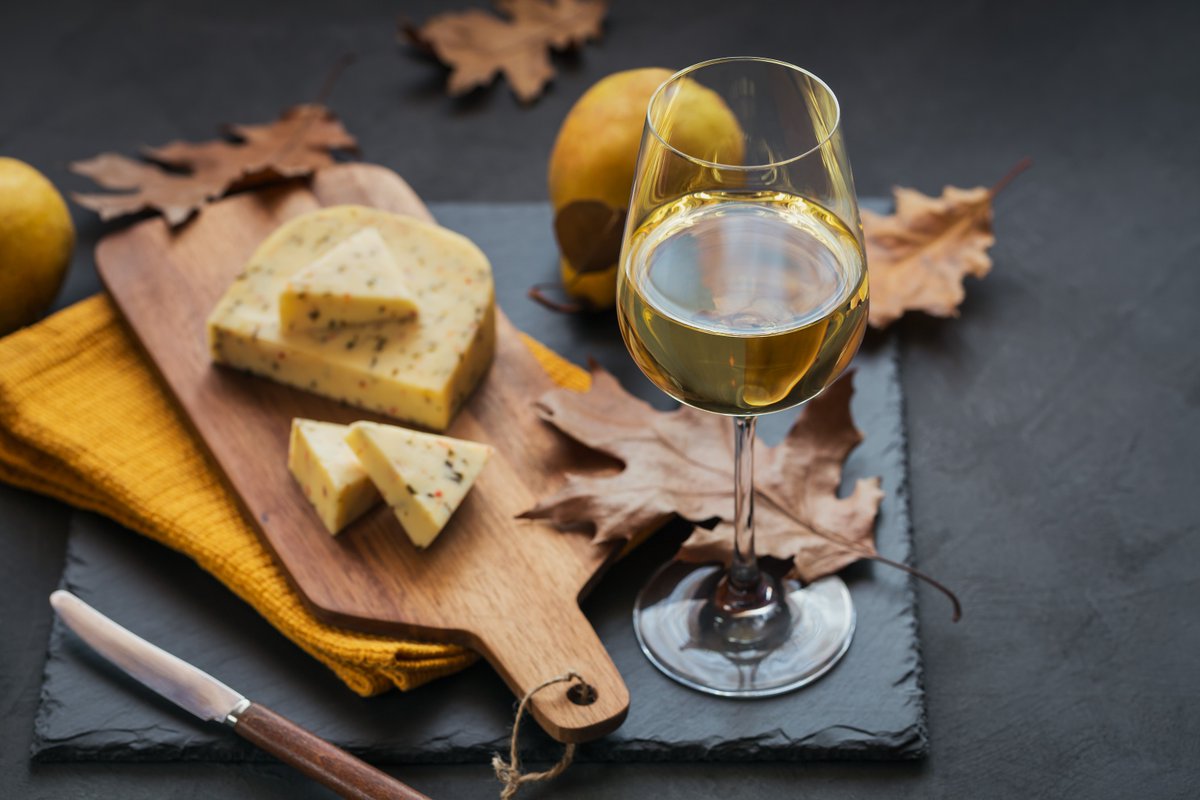 firstleafwine's tweet image. It's time to talk Chardonnay! From crisp and unoaked to rich and buttery, this versatile white wine has a style for every palate. Common flavors include apple, citrus, and vanilla. Which style do you prefer? 
#firstleafwine #firstleaf #wine #uncork #Chardonnay #Wine101