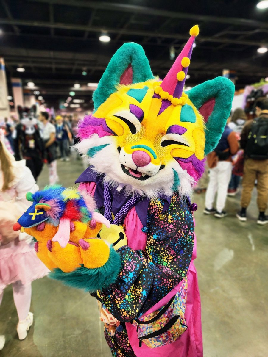 I’ll train this trash animal to join the circus 🤡 ❤️
📸 /ryker.bsky.social
Rainbow opossum 🪡 <a href="/BerryMeatArt/">🍓🍗Berry Meat Market @ ANE/FC</a>
#FursuitFriday #stuffedpandastudios #furfest #mff2025