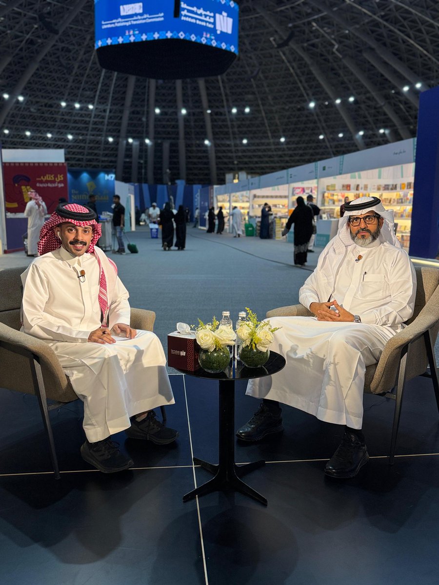 تشرفت بلقاء الأديب الدكتور علي زعلة
في #معرض_جدة_للكتاب_2025 
تحدثنا عن السينماء السعودية الجديدة 
و اتصالها بالمجتمع ..
