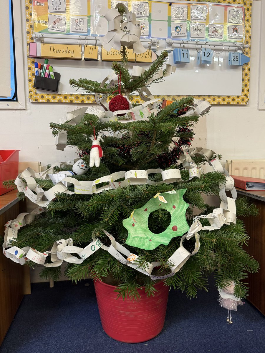 Spelling with a festive twist in P3.4 ✏️🎄 Each child wrote their spelling words on paper links and then we came up with the idea to join them all together as a team to make one giant paper chain which we have used to decorate our class Christmas tree.