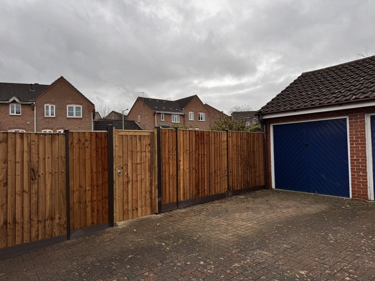 DH_Maintenance's tweet image. As mentioned #yesterday here is the #replacement #fence &amp;amp; #gate we did this system is a #nobrainer - &amp;amp; with the #composite #weatherboards - built to last 👍