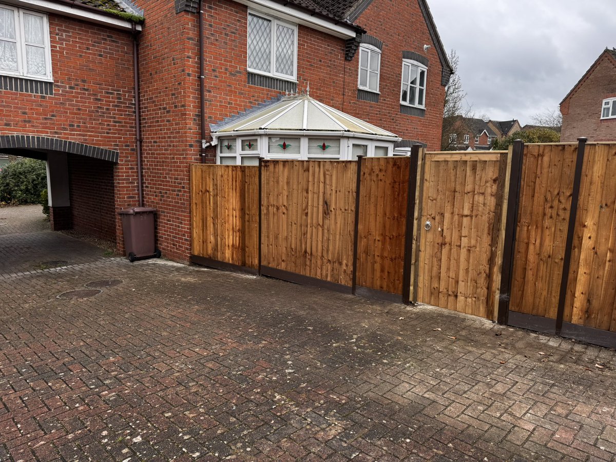 DH_Maintenance's tweet image. As mentioned #yesterday here is the #replacement #fence &amp;amp; #gate we did this system is a #nobrainer - &amp;amp; with the #composite #weatherboards - built to last 👍