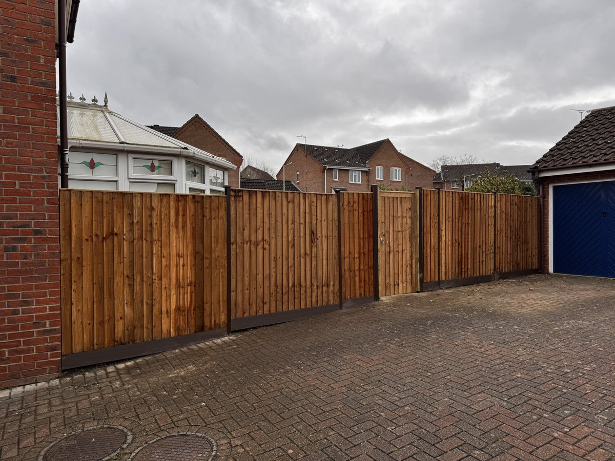 DH_Maintenance's tweet image. As mentioned #yesterday here is the #replacement #fence &amp;amp; #gate we did this system is a #nobrainer - &amp;amp; with the #composite #weatherboards - built to last 👍