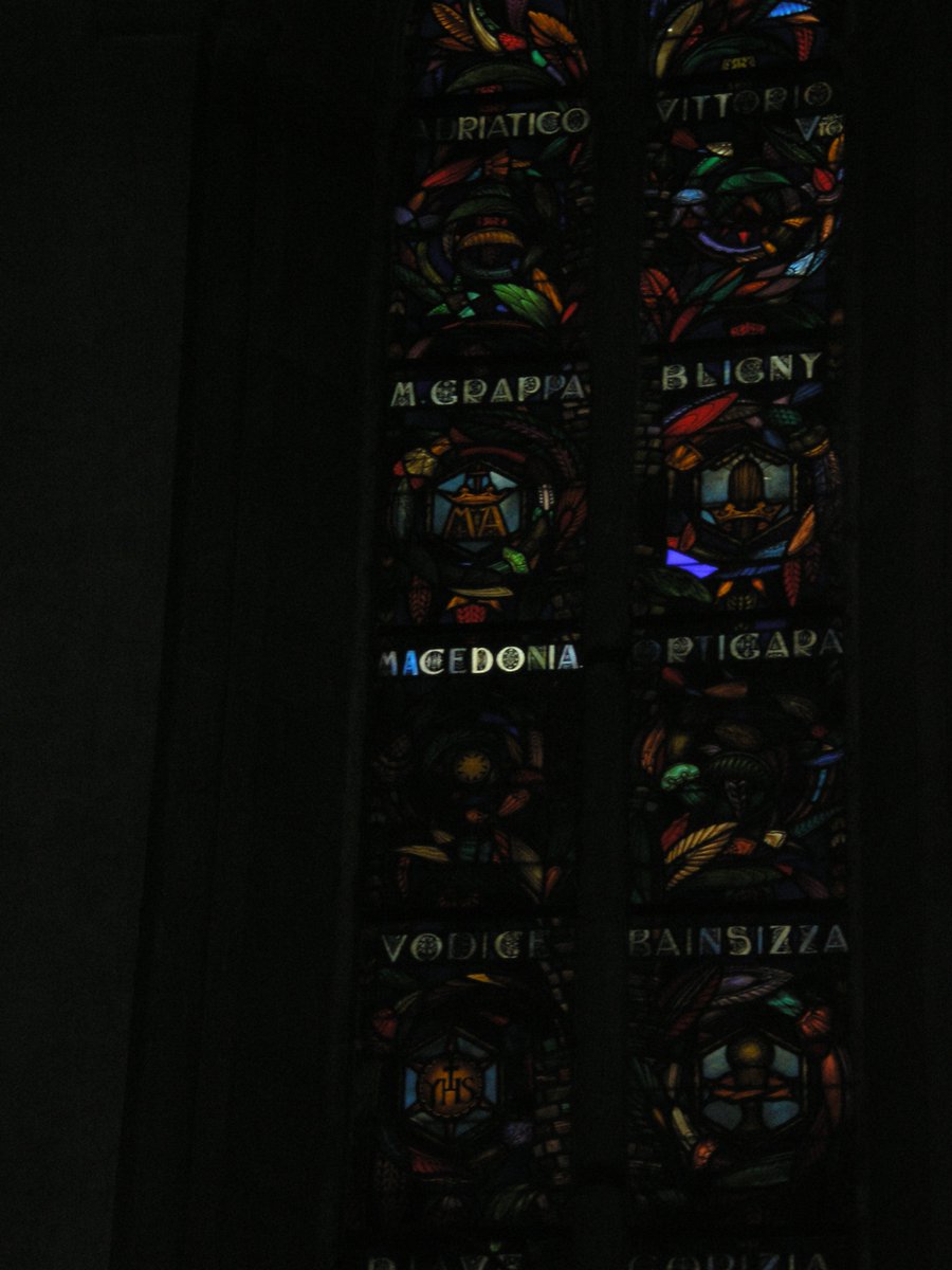 Сум ја сликал во базиликата Санта Кроче во Фиренца 2007 год. Некој упатен да знае што значење има?!
И чудно баш само Macedonia свети 🤔