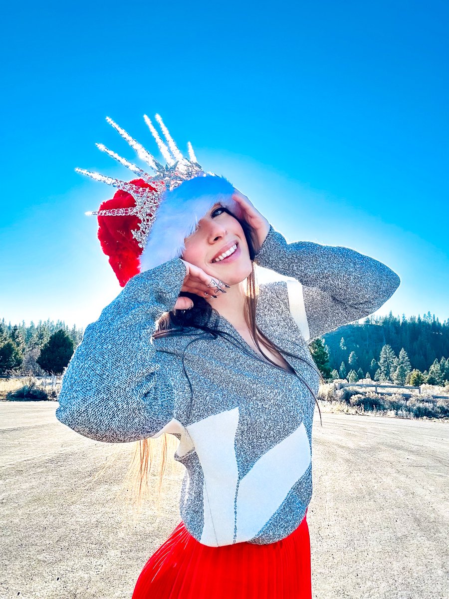 ImmortalLaura's tweet photo. Thanks to @amazon (and a little hot glue) I now have the perfect holiday headwear for this weekend!! 🧊🎅😍

#IceQueen #Santa #Christmas https://t.co/wy0wC8whT4