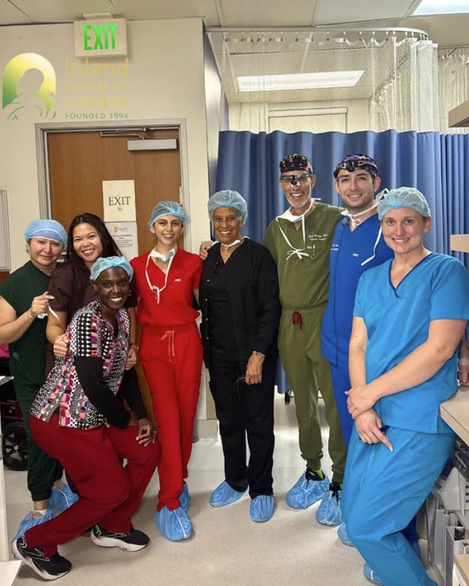 InlandCosmetic's tweet photo. Smiles, scrubs, and the best team around! 🙌💙

Dr. Haiavy and our amazing staff kicking off the weekend feeling grateful and inspired. Happy Friday! ✨ https://t.co/rPoKqoqnMo