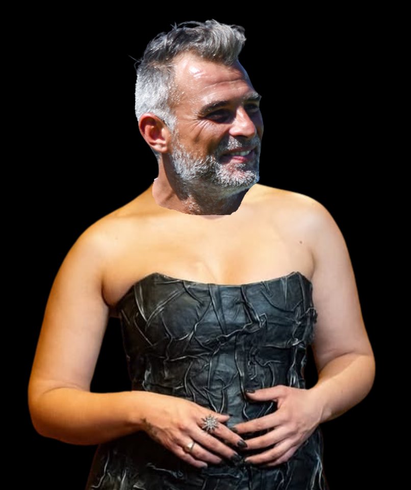 Amiga traidora
Tú no ríes, tú no lloras
Desgarraste ya mi alma
Eres fría, silenciosa, calculadora

Amiga traidora
No hace falta que tú, ahora
Quieras explicar lo inexplicable de este amor
Ya está hecho el daño
Amiga traidora