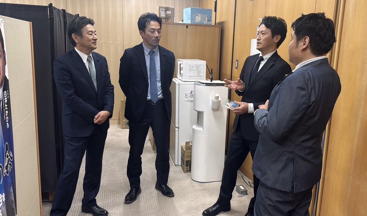 kishiguchi39's tweet photo. ハシゴ外し？過去二度の定例会で継続審査となった知事の報酬削減条例案。今回は自・維・公の要請に応じ修正した筈なのにまたまた継続。賛成は躍動のみ。迷走する自民に右へ倣えの維新。何時までやるの？閉会後知事が控室に。

#躍動の会
#増山誠
#岸口みのる
#白井たかひろ https://t.co/SO5B6uoJrF