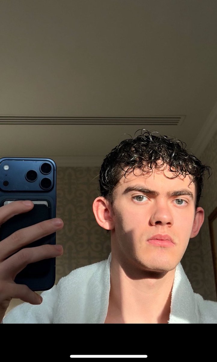 okay where’s sabrina carpenter he needs to be arrested he’s too fucking hot