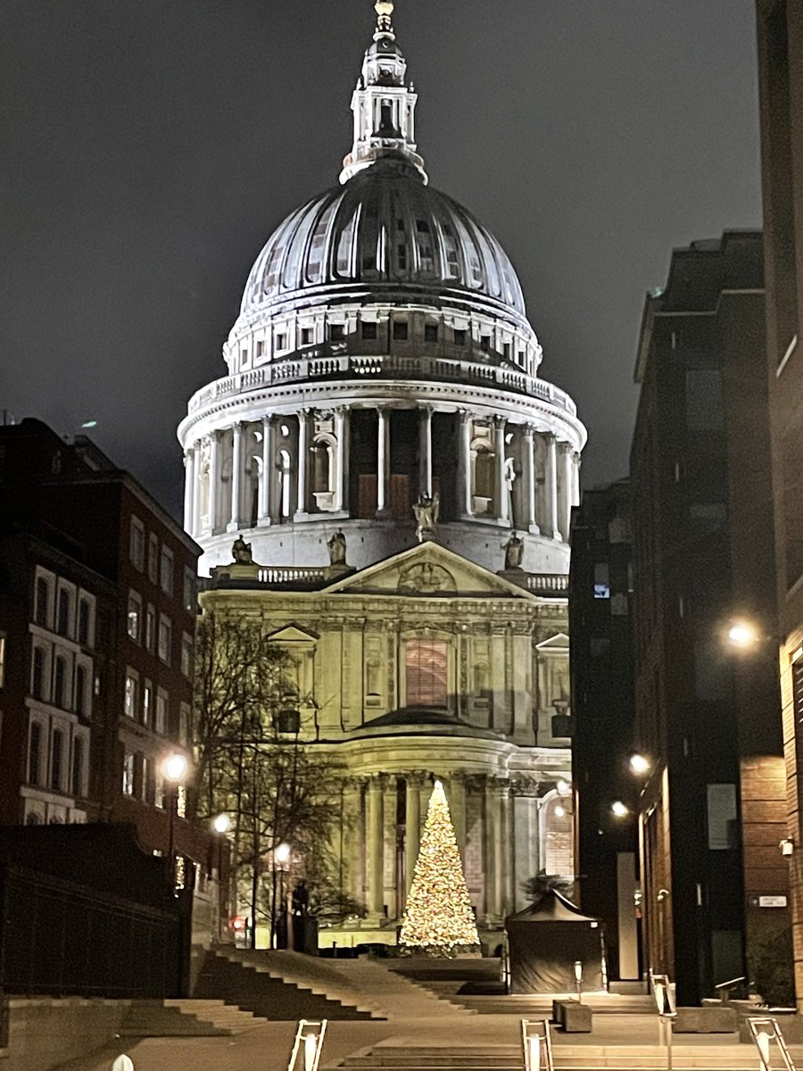St. Paul’s , always impressive at night.