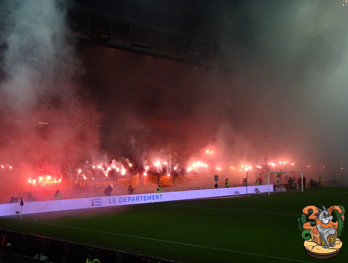 [30 ANS - TRIBUNE &amp; PYRO]

+ de 1000 personnes présentes dans le Kop Sud. Des chants puissants jusqu’aux gestuelles impressionnantes en passant par de la pyro à gogo, tous les facteurs étaient réunis pour passer un anniversaire digne de ce nom ! 

📸👉🏼 mu95.net/jour-j-30-ans