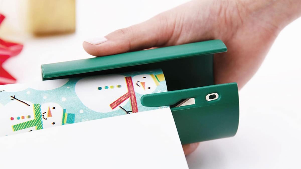 nataliediscala's tweet photo. Frustrated by wrapping ALL. THOSE. GIFTS? You need this: 

Put down those scissors: This little gadget will totally change the way you wrap gifts
https://t.co/oXqJ1wxgLM https://t.co/rKhO29c5CH