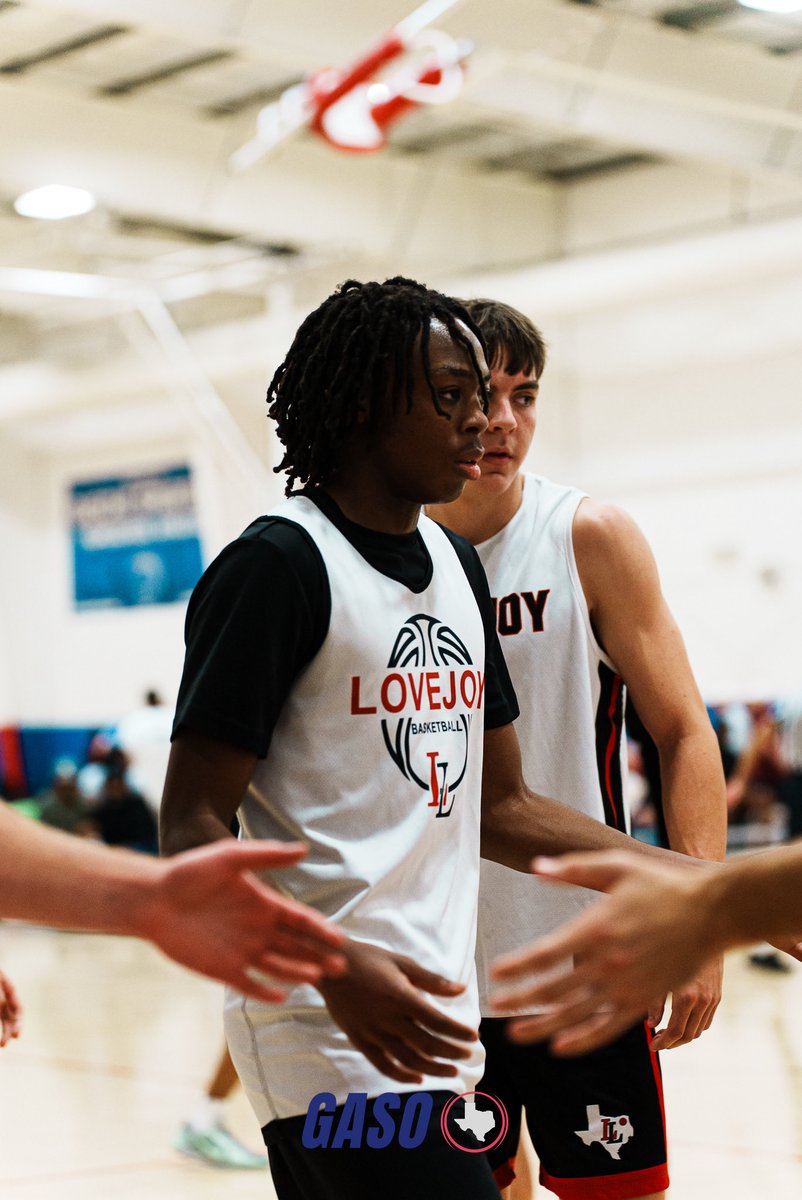 GASOLyndon's tweet photo. #CyHoops | Berry Center 📍

@LovejoyHoops 63
Langham Creek 53

@maddoxjohnson2 helped build the lead with strong play in the paint as Lovejoy advances to the quarterfinals of Cy Hoops.

@lukemode13 pulled the strings and made some big shots while I was impressed with @AlexCheatham_1’s two way impact in the win.

Key Performers 🔑:

Jack Brewer (2027) - Langham Creek
Ray Listenbee (2026) - Langham Creek
Parker Lambert (2026) - Lovejoy
Matthew Widtfeldt (2027) - Lovejoy

#GASO