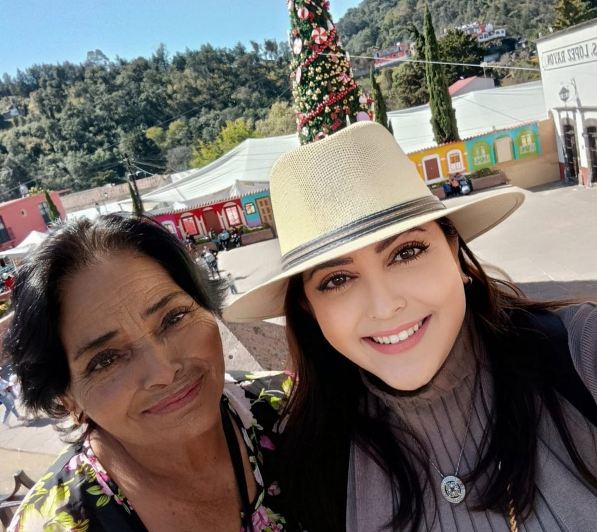 betymk's tweet image. Felicitaciones a mi hermana mayor  #Lupita 73 añitos 🙏🏻

Dato, ella ya estaba casada cuando yo nací, y ahora que mis padres ya no viven es como una madre para nosotros (10 hermanos), siempre está pendiente, no importa la hora, ni la distancia ... y conmigo más porque soy la peque