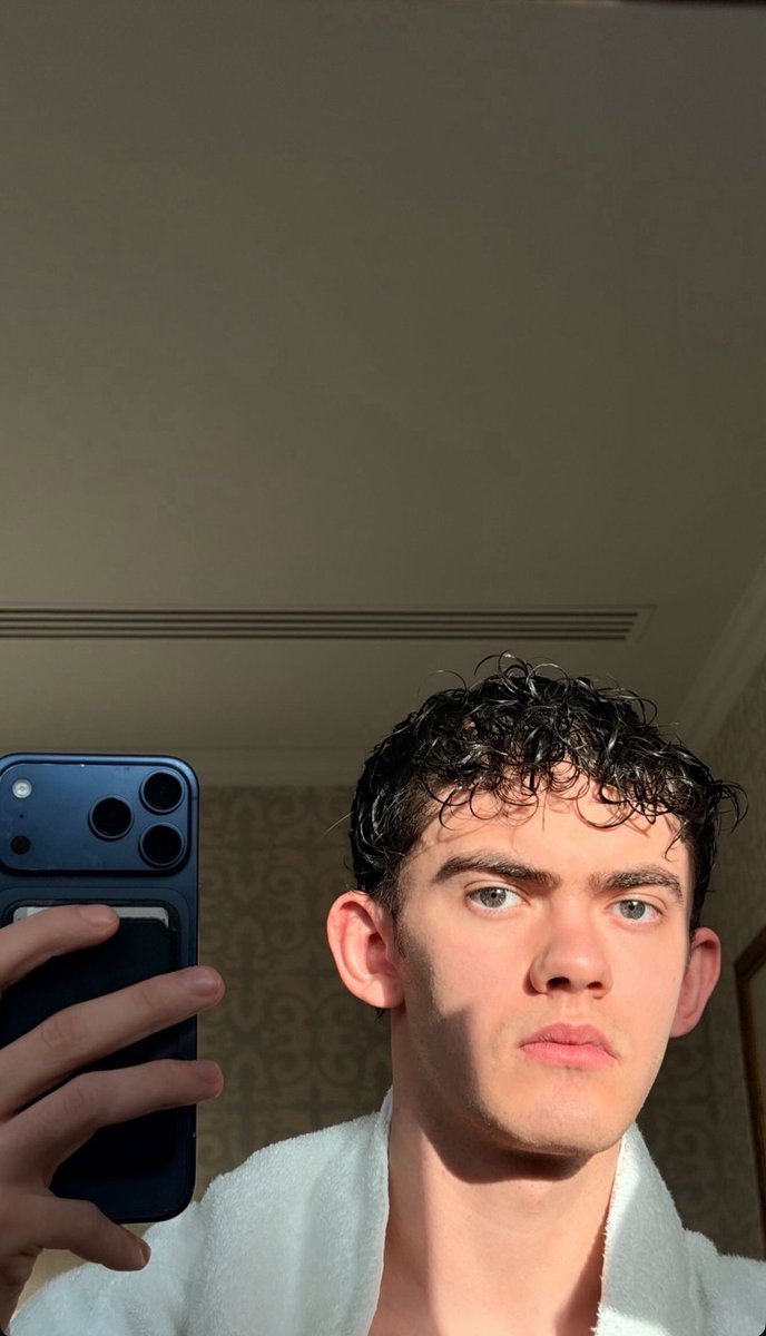 THE MOST GORGEOUS EYES AND A FACE CARD TO DIE FOR