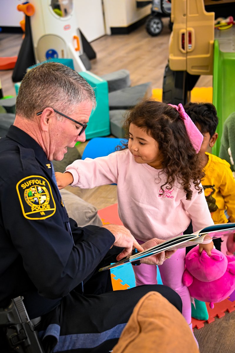 📚✨ Today, Chief Buie had the pleasure of reading at Jungle Jams Play Café! ☕
The kids loved the book Police Officers on Patrol 🚓💙
Thank you so much for having us — we can’t wait to come back soon! 📖💛