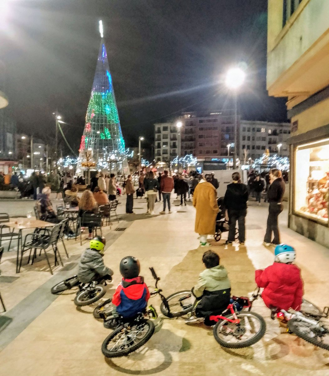🌟Navidad, luces, niños, bicicletas
👉Cuando no pasan coches, pasan cosas divertidas🚲🤸