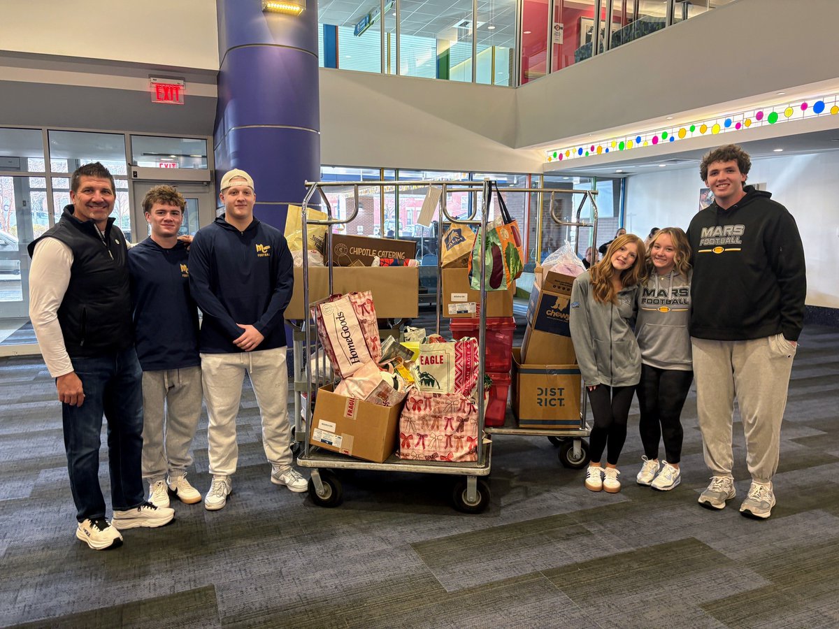 paigelauten's tweet image. Merry Christmas! We had a great morning delivering gifts to UPMC Children's Hospital!