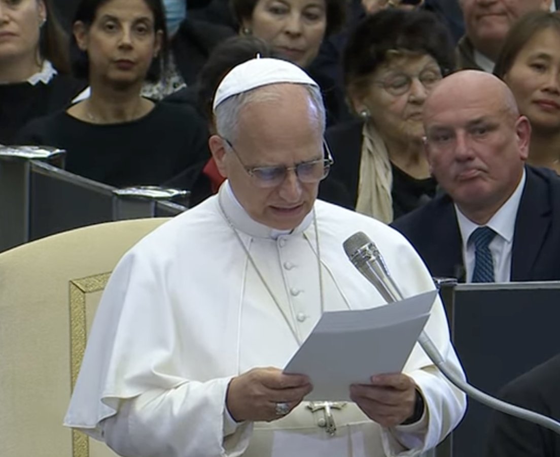 Leone XIV consegnando il Premio Ratzinger a Riccardo Muti: "Appare particolarmente coerente l’attribuzione del Premio a chi ha saputo custodire ciò che Benedetto XVI ha sempre considerato il cuore dell’arte: la possibilità di far risuonare, attraverso la bellezza, una scintilla