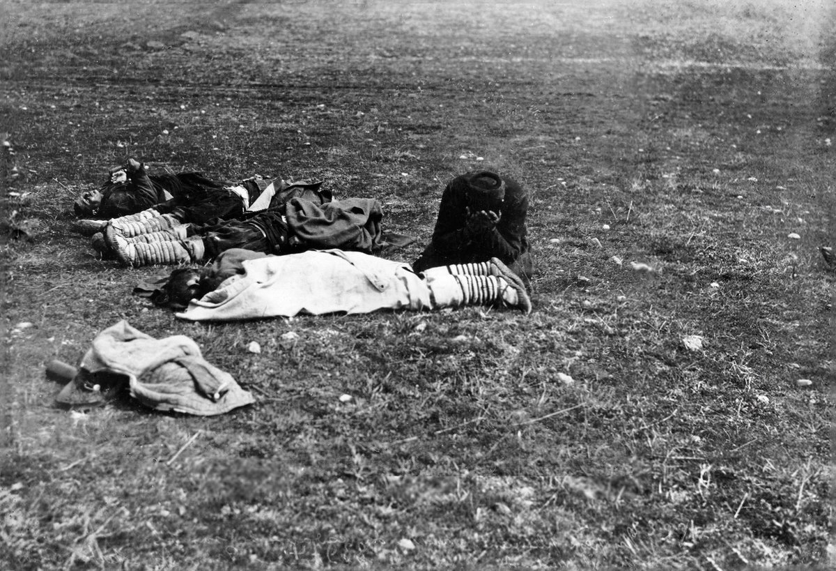 Edirne'de Bulgarlar tarafından katledilen oğlunun naaşı başında ağlayan bir Türk baba - Birinci Balkan Savaşı, 1913.