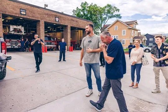 87KillaT's tweet image. Paying it forward and gifting a tailgating truck to Craig, a firefighter &amp;amp; community leader who works with underserved youth 🥹

Travis Kelce #WPMOYChallenge  #ProBowlVote