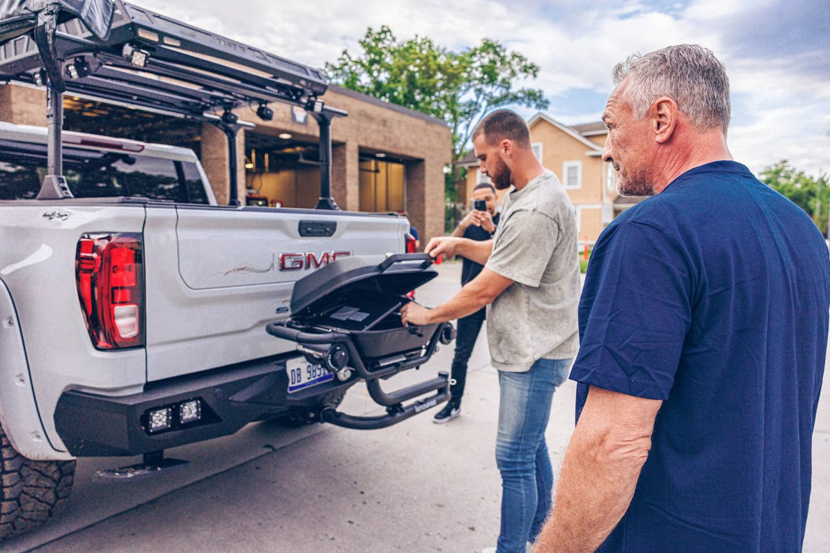 87KillaT's tweet image. Paying it forward and gifting a tailgating truck to Craig, a firefighter &amp;amp; community leader who works with underserved youth 🥹

Travis Kelce #WPMOYChallenge  #ProBowlVote