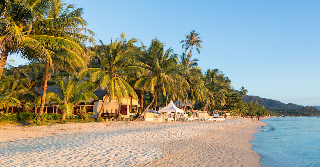 Piotrowicz17's tweet image. 🇸🇪 Szwedzkie MSZ ze względów bezpieczeństwa rozszerza swoje ostrzeżenie dotyczące podróży do Tajlandii.

Tajlandia to jeden z najbardziej popularnych kierunków wakacyjnych w Szwecji.

Biura podróży Ving i Tui odwołują obecnie swoje wycieczki do najbardziej zagrożonych kurortów.