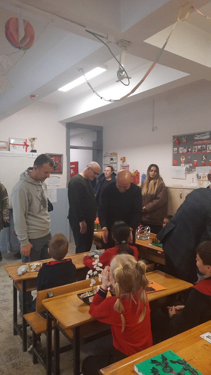 glsakarya's tweet photo. 🌿 Yeşil Vatan – Benim Okulum Geleceğe ÇARE için düzenlediğimiz sınıf sergimizi; Okul Müdürümüz Sayın Nahit Terzi, Müdür Yardımcılarımız Suat Dayanç ve Yeliz Yanar, öğretmenlerimiz, velilerimiz ve öğrencilerimizin katılımıyla gerçekleştirdik.
@tcmeb
@Edirne_MEM 
@sukrupasa1963 https://t.co/IDaIwRSYlN