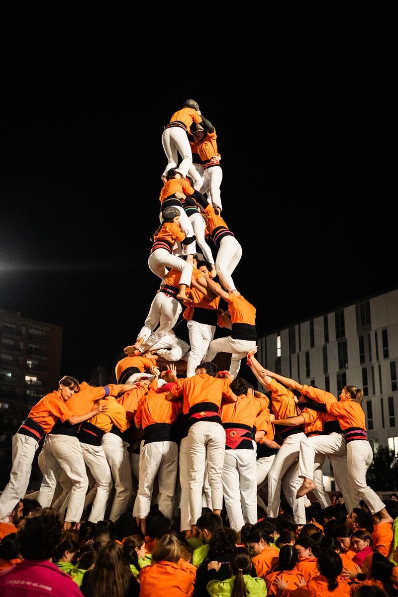 nil_bertran's tweet image. ORGULL de colla! L’ambició de voler descarregar un castell inèdit. La grandesa de la gent que cau, s’aixeca i vol tornar-hi. El crit de tota la pinya abans del segon intent. Sense paraules. Això és Pataquers!