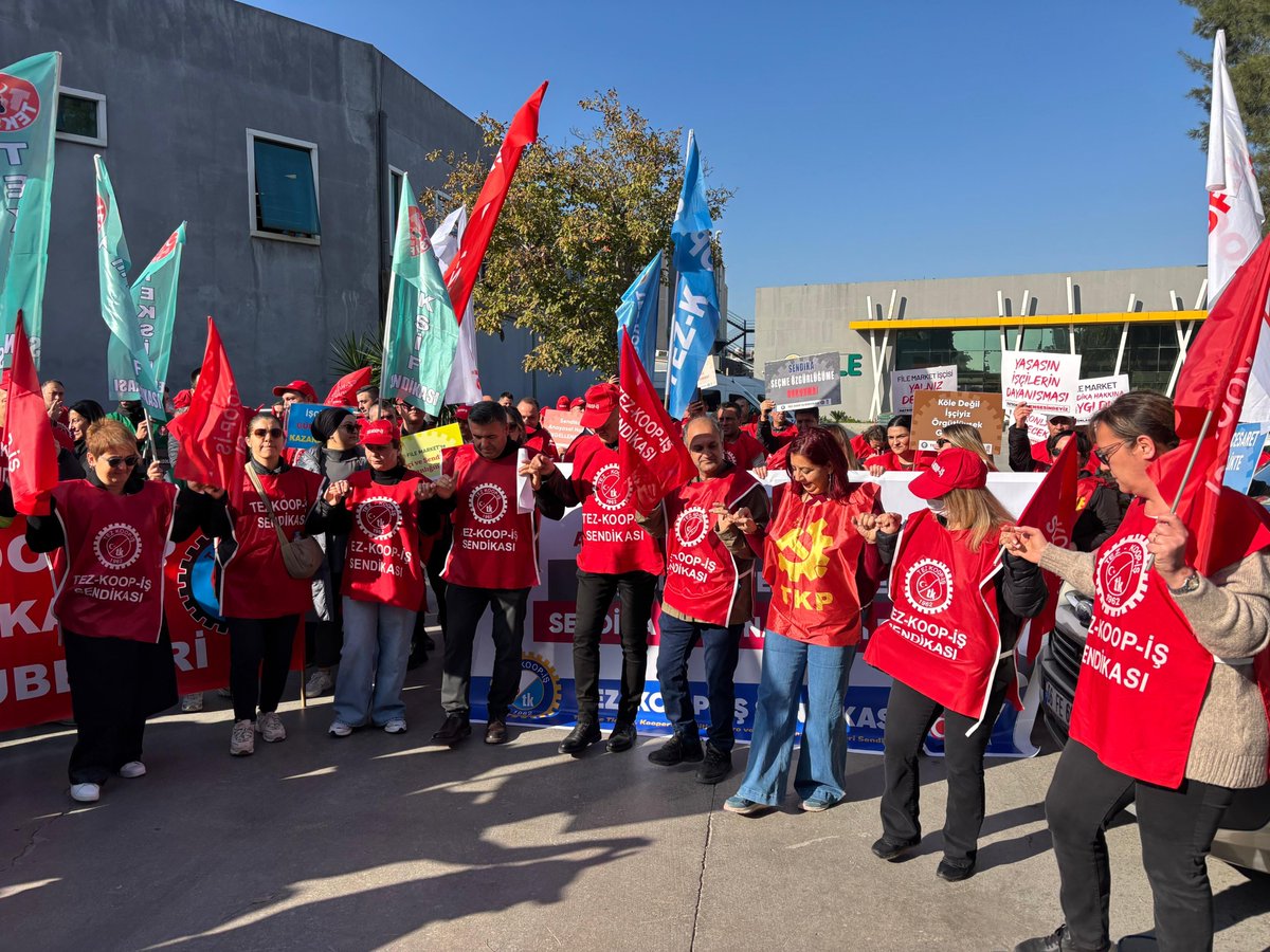 pensendeyiz's tweet photo. 📢Sendikalaşma hakları için mücadele eden File Market işçileri bugün İzmir'de basın açıklaması gerçekleştirdi.
#FileMarket işçilerinin yanındayız. İşçilerin mücadelesi kazanacak! https://t.co/840r52Ll0T