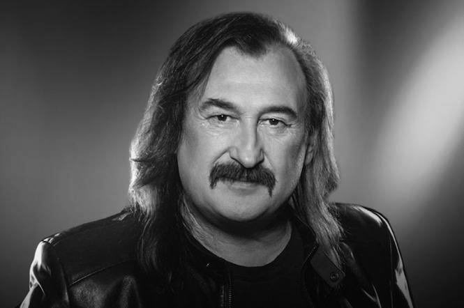 На могилі моїй посадіть молоду яворину
І не плачте за мною - за мною заплаче рідня
Я любив вас усіх, та найбільше любив Україну
Певно, в цьому і є та найважча провина моя