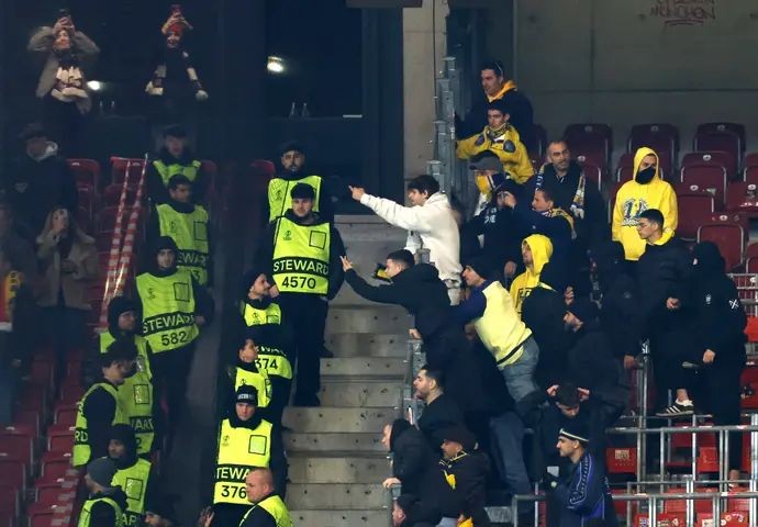 عربدة صهيونية في قلب "شتوتغارت" الألمانية!

حدث ذلك أمس خلال مباراة كرة قدم في الدوري الأوروبي بين مكابي تل أبيب الإسرائيلي، وبين نادي  "شتوتغارت" الألماني (انتهت بفوز الأخير 4/1).

هنا بعض الهتافات التي ردّدها مشجعو النادي الإسرائيلي ووثقتها التسجيلات، ونشرت بعضها "معاريف"