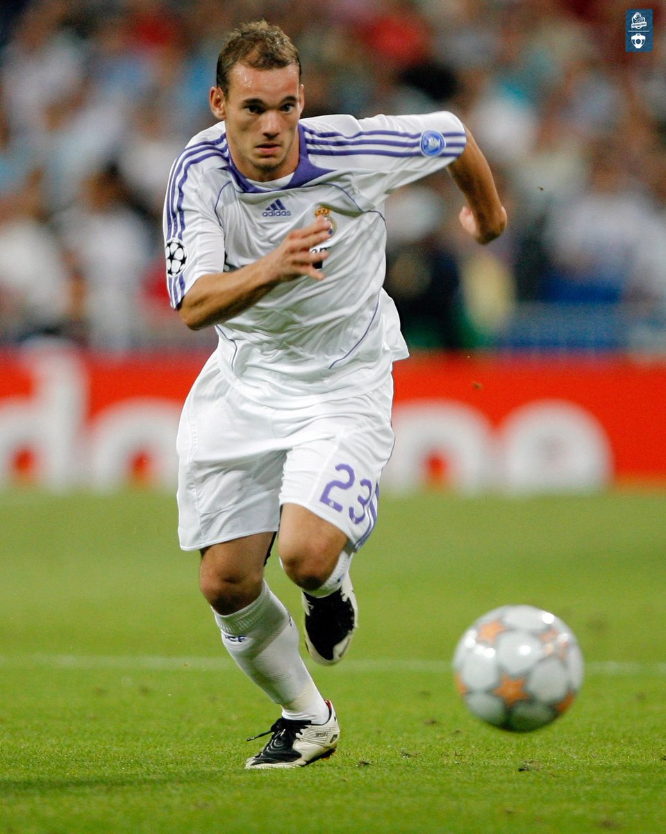 Footballogue's tweet photo. La folle anecdote de Wesley Sneijder sur son départ du Real Madrid 😳😅

« Le pire moment de ma carrière a été lié à mon départ du Real Madrid. Je me suis senti humilié car je suis allé au centre d'entraînement et, à mon arrivée, j'ai trouvé mon casier vide et toutes mes affaires mises de côté.

Je suis allé parler au président. Il ne m'a pas accordé beaucoup de temps et m'a simplement dit que je ne faisais plus partie de leurs plans et qu'ils voulaient gagner la Ligue des champions.

Avant de quitter son bureau, j'ai dit : « Monsieur, sachez que où que j'aille, je jouerai pour gagner. »

Deux jours plus tard, Mourinho m'a appelé : « Wesley, je sais que ta situation là-bas est difficile. Viens à l'Inter et ensemble nous gagnerons tout. »

Avec Mourinho, ça a été le coup de foudre. Il m'a assuré que j'étais l'un des joueurs les plus importants de son équipe et qu'ensemble, nous gagnerions la Ligue des champions. Il disait peut-être ça à tout le monde, mais croyez-moi, une année avec lui, c'est comme dix avec un autre.

Comment ça s'est terminé ? Vous savez… J'ai gagné la Ligue des champions au Bernabéu. J'ai posé le trophée devant mon casier et j'ai dit : « Je tiens toujours mes promesses. » C'était le plus beau moment de ma carrière. »

(@PurelyFootball)