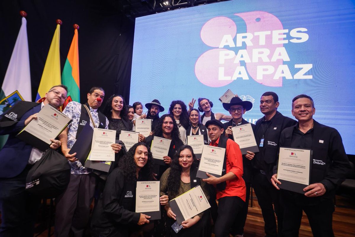 mincultura's tweet photo. ¡Le cumplimos al sector de las artes, las culturas y los saberes en Colombia!

El sector artístico y cultural del país hoy cuenta con más de 1.000 artistas, gestores y sabedores graduados como técnicos laborales en sus oficios. 

Un hito histórico que dignifica sus saberes, transforma sus vidas y abre nuevas oportunidades para todos.