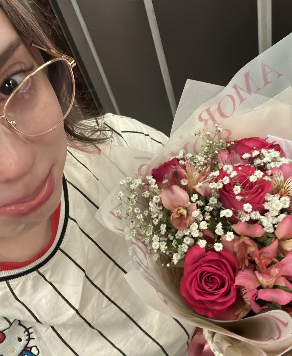 falei pro meu namorado que tava tendo uma semana ruim e ele MORANDO EM OUTRO PAÍS e SEM FALAR PORTUGUÊS deu um jeito de mandar flores pra minha casa