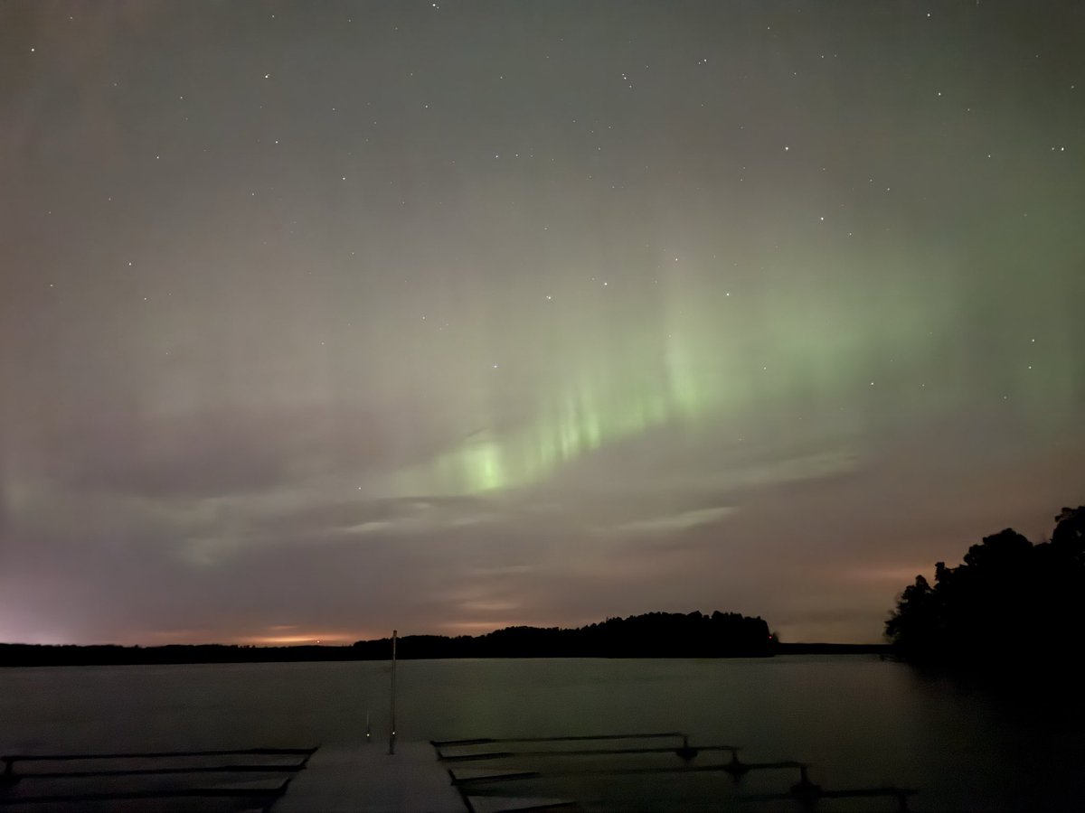 Jos aamu alkoi upeasti, niin piti illallakin kurkistaa taivaalle. Nyt revontulet näkyivät Otavan kera hyytävällä järvellä. Pakkasta miltei -8. Kiva, kun aurinko valaisi yhden päivän.